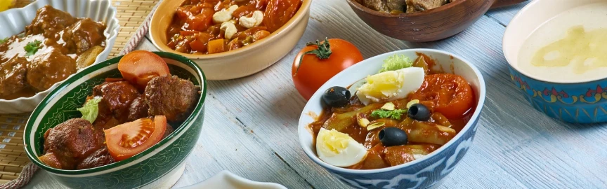 Dining at Freej Swaileh: Traditional Kuwaiti Cuisine
