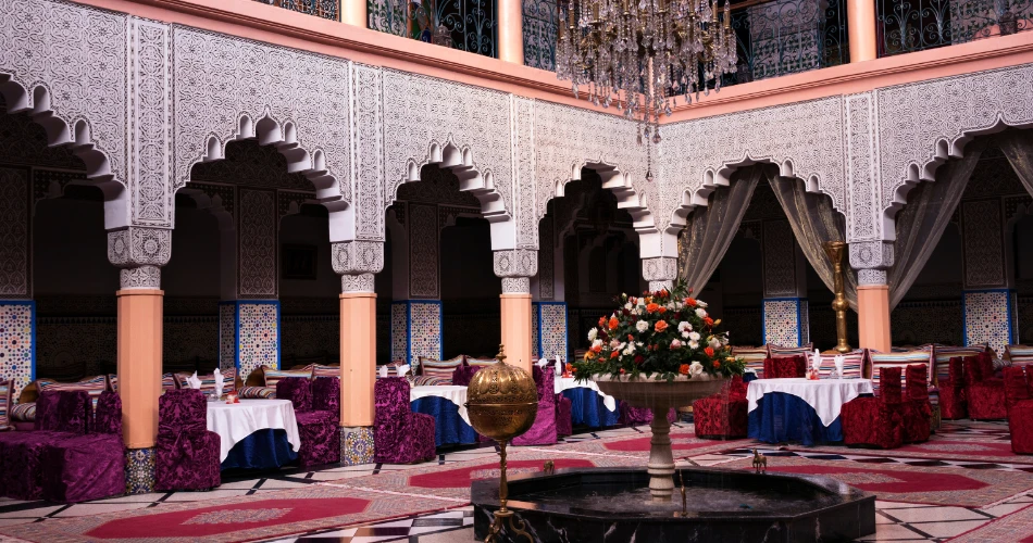 Dining at Freej Swaileh: Traditional Kuwaiti Cuisine
