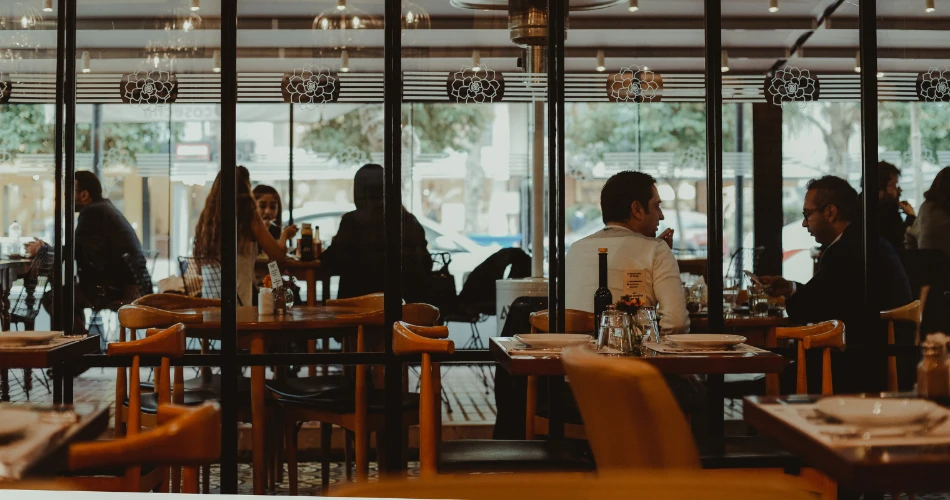 Dining at Freej Swaileh: Traditional Kuwaiti Cuisine
