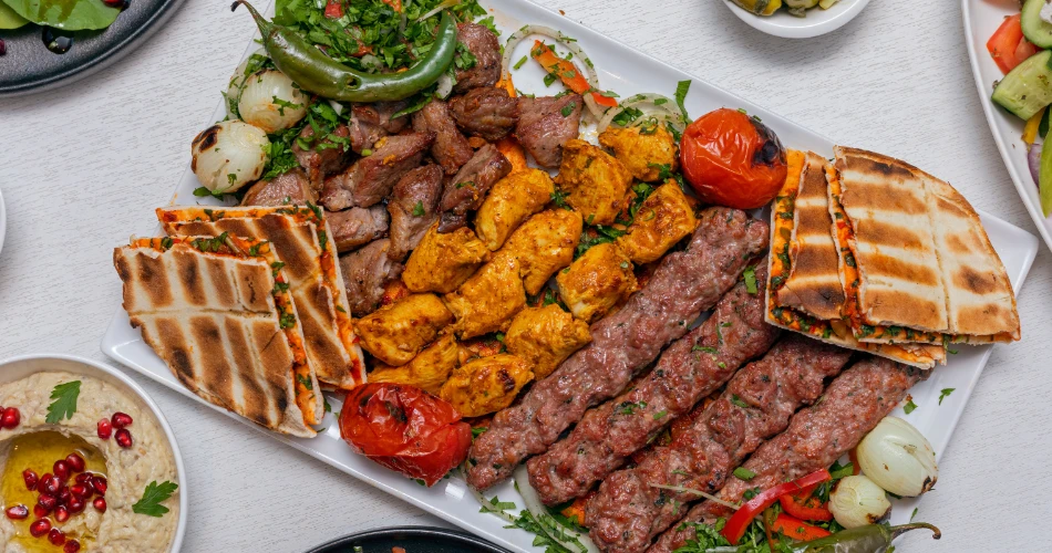 Dining at Freej Swaileh: Traditional Kuwaiti Cuisine
